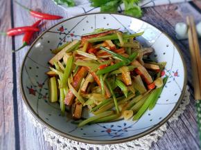 一道美味的香干芹菜制作完成。