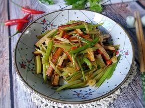 一道美味的香干芹菜制作完成。