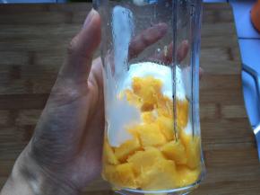 芒果切成颗粒和酸奶融合，用水果机打成溶