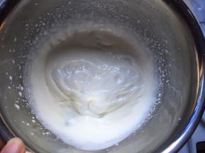 蜜豆冰淇淋，将酸奶和打发好的淡奶油混合均匀