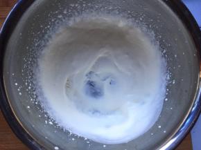 淡奶油加入白砂糖打发4分发左右