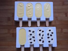 挤入模具中，表面再放上蜜豆，放入冰箱冷冻一晚上