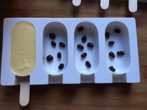 模具中放入蜜豆