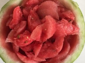 用勺子把西瓜果肉挖出来一半，一半留在西瓜里。（要不然太满，一会儿打西瓜汁儿的时候会溅出来。）