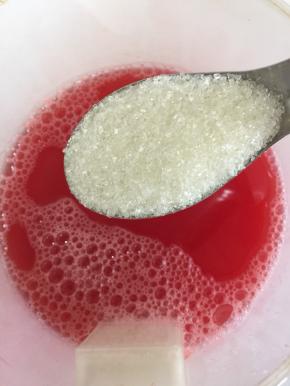 加入三勺糖搅拌均匀至糖融化即可。