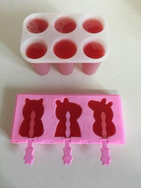 把西瓜汁儿倒进雪糕棒冰模具中。（不要倒的太满，9分满即可。）