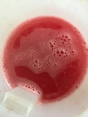 打好的西瓜汁儿用网筛过滤一下。