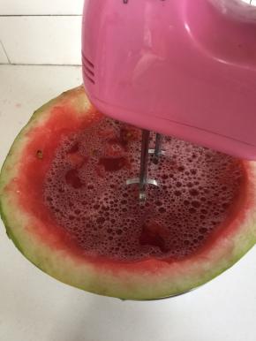 用电动打蛋器把西瓜打成西瓜汁儿。