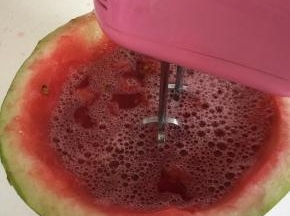 用电动打蛋器把西瓜打成西瓜汁儿。