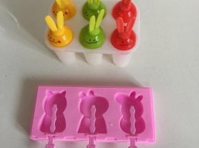 小猪佩奇雪糕模具和棒冰模具清洗干净，开水烫一下消毒后，擦干水分备用。