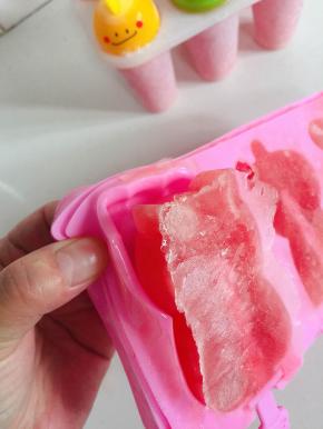 小猪佩奇硅胶模具特别的好脱模，轻轻一顶就出来啦！