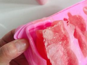 小猪佩奇硅胶模具特别的好脱模，轻轻一顶就出来啦！