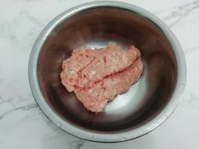 将肉洗干净，然后剁碎