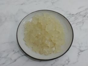 将肉皮冻切成适当的小块