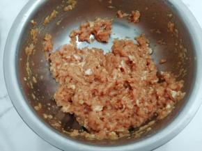 肉馅加入调料用筷子搅拌均匀