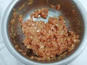 肉馅加入调料用筷子搅拌均匀