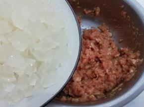 然后将肉皮冻放入肉馅中