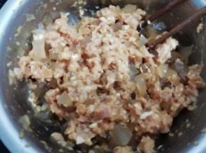 用筷子搅打上劲，然后盖上保鲜膜放入冰箱冷藏三十分钟