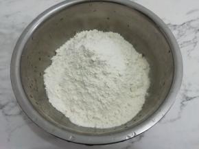 面粉放入盆中