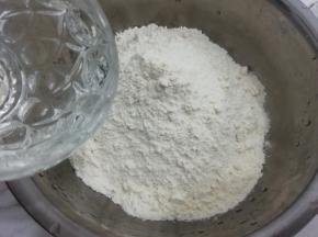 分成二半，一半用开水，另一半用凉水拌均匀