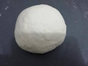 然后放在一起和成面团，饧二十分钟