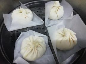 锅里加入适量的水大火烧开，然后把包子放入锅中，大火蒸十分钟即可关火，焖三分钟
