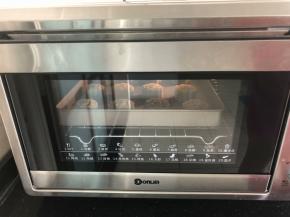 13、将烤箱设定温度为200度，放入烤盘加热5分钟。