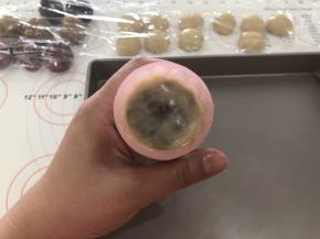 11、放入50克的月饼模具里，压实。