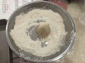 10、放入干面粉里滚一滚，抖去多余的面粉。