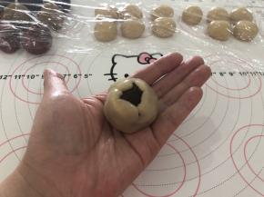 8、慢慢向上收紧收口。