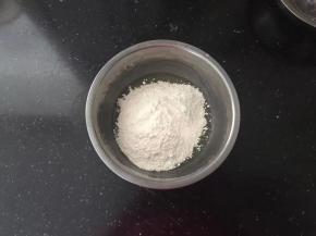 2、倒入月饼预拌粉，这个月饼预拌粉不需要加枧水。