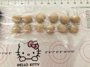 6、醒好的面团分成12个15克的小面团。