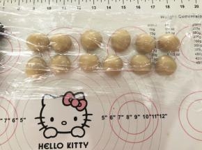6、醒好的面团分成12个15克的小面团。