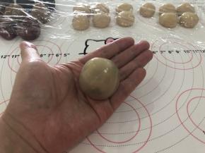 9、搓成圆球形状。