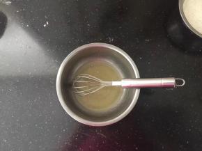 1、把转化糖浆和花生油搅拌至完全融合、稍微发白的状态。