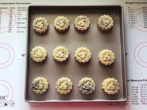 12、按压月饼模推出月饼到烤盘里，喷上少许清水。