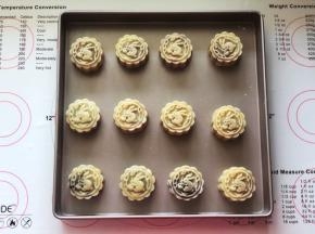 12、按压月饼模推出月饼到烤盘里，喷上少许清水。