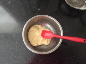 3、拌至无干粉就可以了。