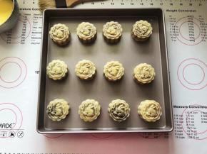 14、取出烤盘给月饼刷一层薄薄的蛋黄液。