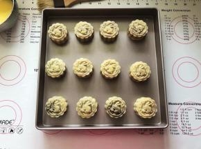 14、取出烤盘给月饼刷一层薄薄的蛋黄液。