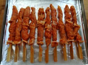 骨肉相连彻底解冻后，平铺在烤盘里，为了方便清洗烤盘，我在烤盘里垫了一张锡纸。