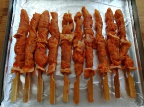 骨肉相连彻底解冻后，平铺在烤盘里，为了方便清洗烤盘，我在烤盘里垫了一张锡纸。