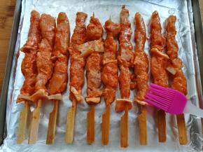 用刷子在骨肉相连的正反两面刷一层薄薄的食用油