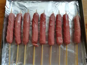 用小刀给香肠两边划上任意的花纹，这样烤的时候不会开裂