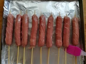 用刷子给香肠两面都刷上一层薄薄的食用油。