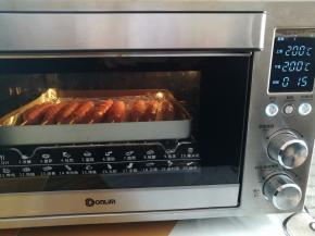 香肠放入烤箱中下层，上下火200度烤15分钟，前面烤过骨肉相连，烤箱不需要再预热了