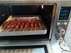 中途暂停取出烤盘给香肠翻面继续烤