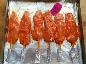 放入烤过骨肉相连的烤盘里，底部可以不用刷油，面上刷一层薄薄的油，鸡胸肉串比较大，分2盘烤比较合适。