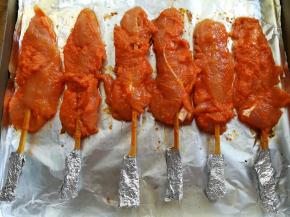 新奥尔良鸡胸肉解冻后竹签底部包上锡纸，这样竹签不会发黑