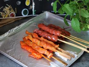 烤箱烤的烧烤肉质要比炭火烤的嫩，吃起来没有烟熏味。